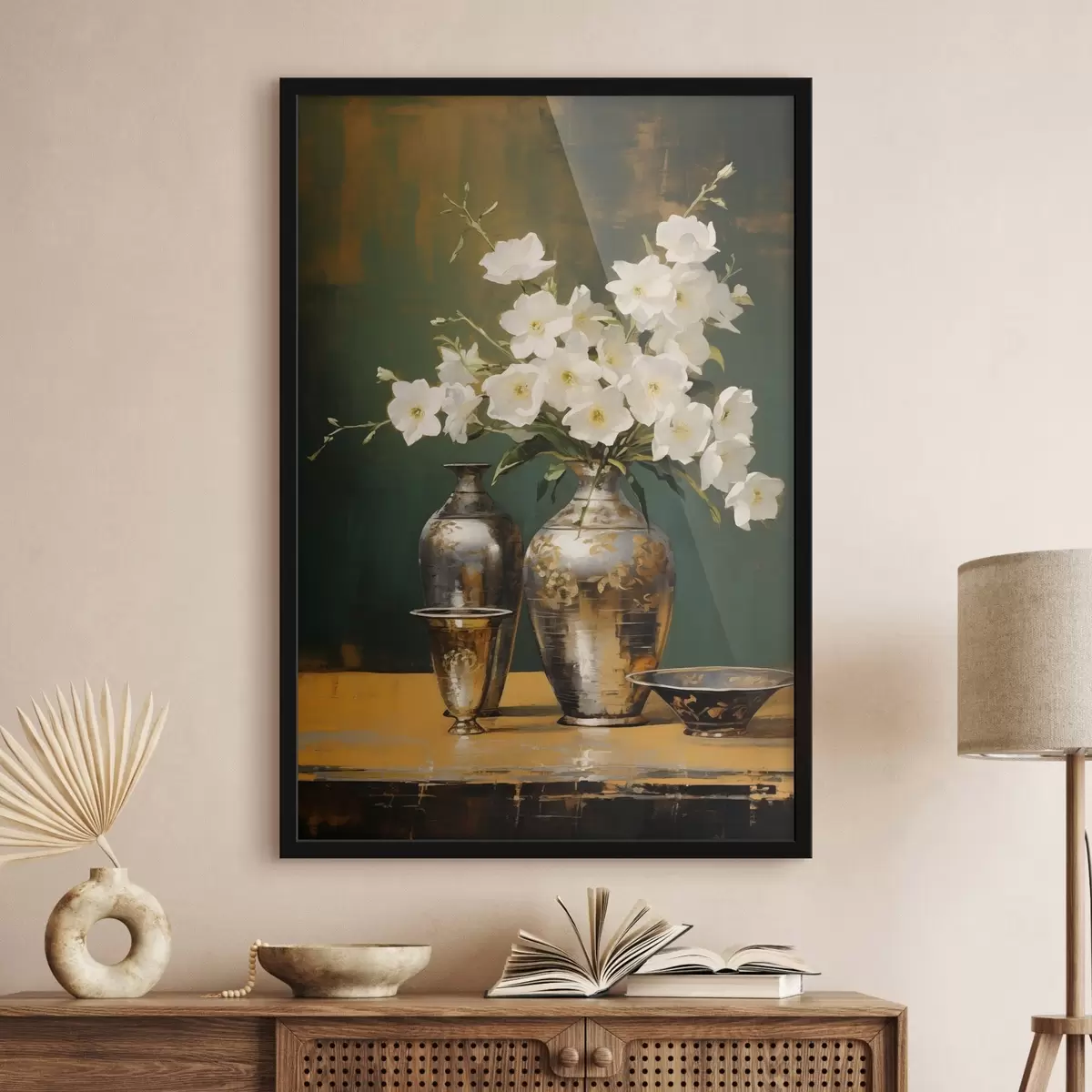 Affiche Nature morte de fleurs blanches dans un vase, avec des vases décoratifs et un bol sur une table verte, fond vert foncé f43408