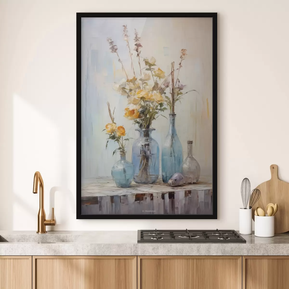 Poster Een stilleven van gele rozen in blauwe glazen vazen, licht gestructureerde achtergrond, zachte penseelstreken, stijl olieverfschilderij f43409