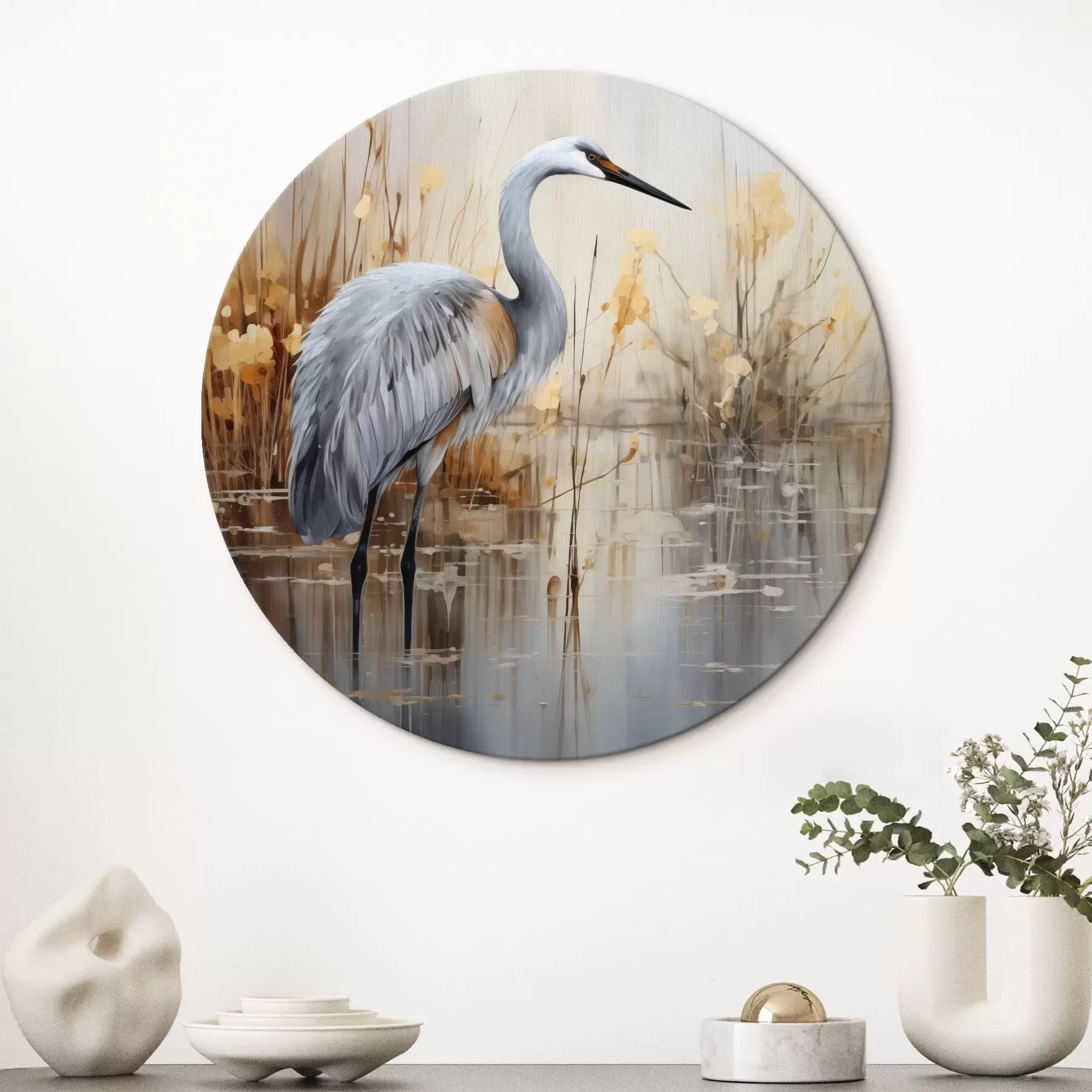  Schilderijen Een grijze reiger in een vijver, omringd door hoge, dunne planten, de achtergrond is een zachte mix van beige en wit r43398