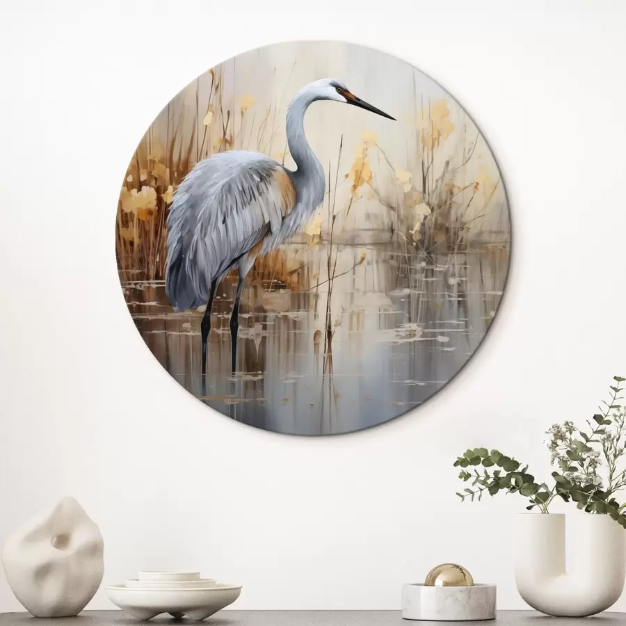  Schilderijen Een grijze reiger in een vijver, omringd door hoge, dunne planten, de achtergrond is een zachte mix van beige en wit r43398