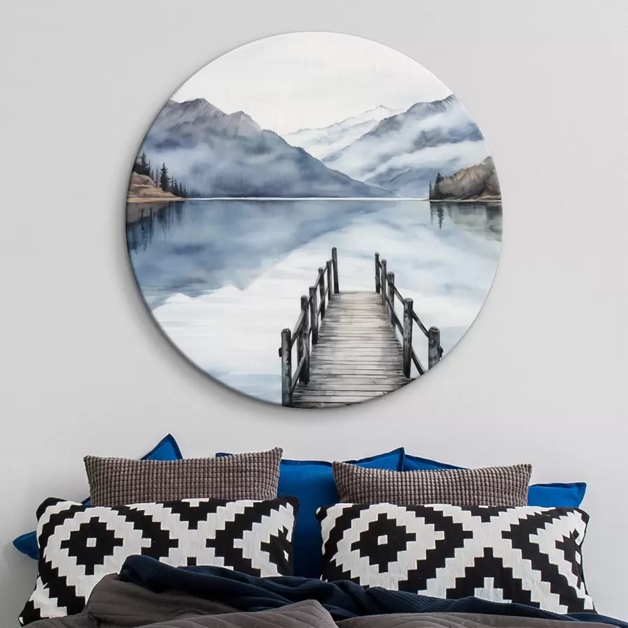  Schilderijen Een houten steiger strekt zich uit in een kalm meer, omringd door bergen en altijd groene bomen, aquarelstijl r43405