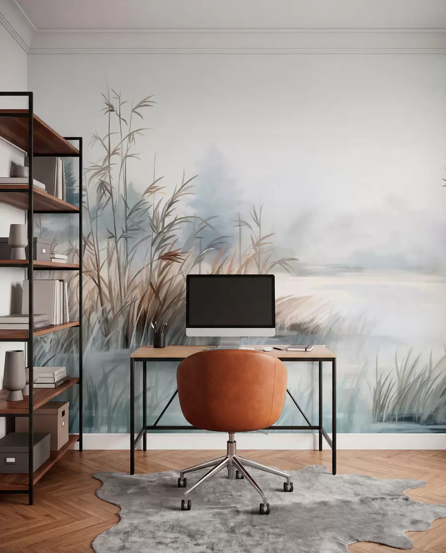 Fotobehang Structuurlandschap van een meer met hoge grassen op de voorgrond, zacht blauw en bruin, rustig water, bomen in de verte w09137