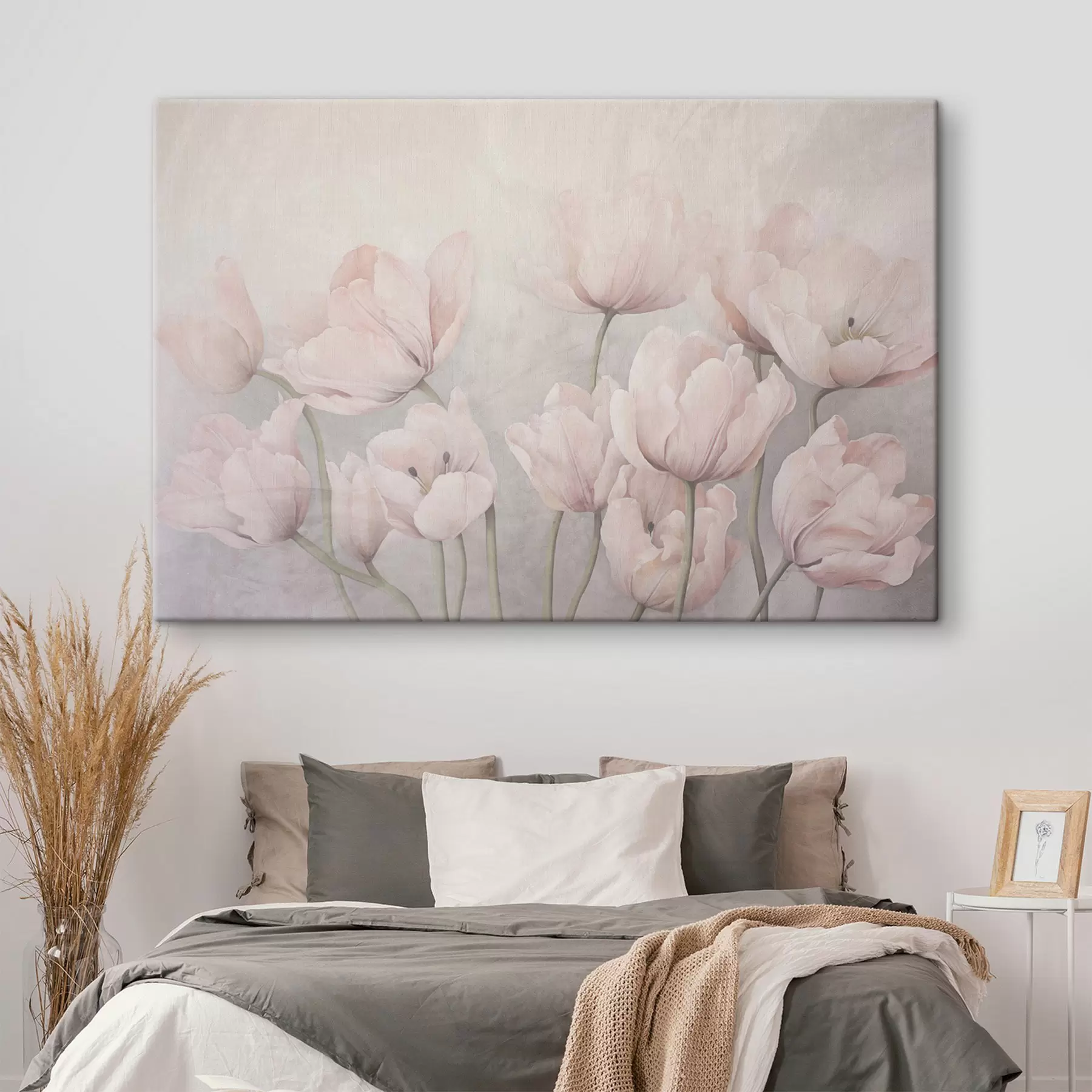 Fotobehang Vintage roze tulpen met lange stelen, zachte gedempte kleuren, lichtgrijze achtergrond s44407
