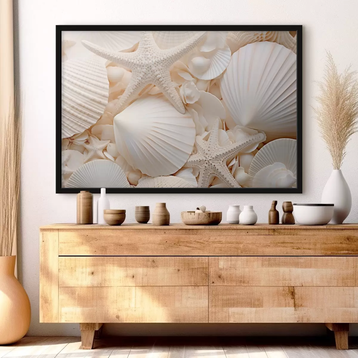 Poster Decoratieve witte schelpen en zeesterren, waardoor een monochrome compositie met textuur ontstaat f44392