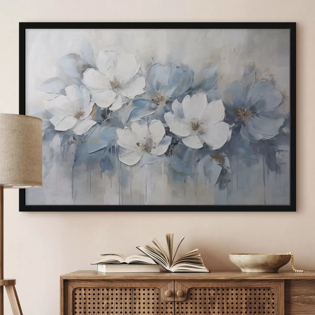 Affiche Fleurs blanches avec des feuilles bleues, sur un fond beige clair, avec des coups de pinceau visibles f44395