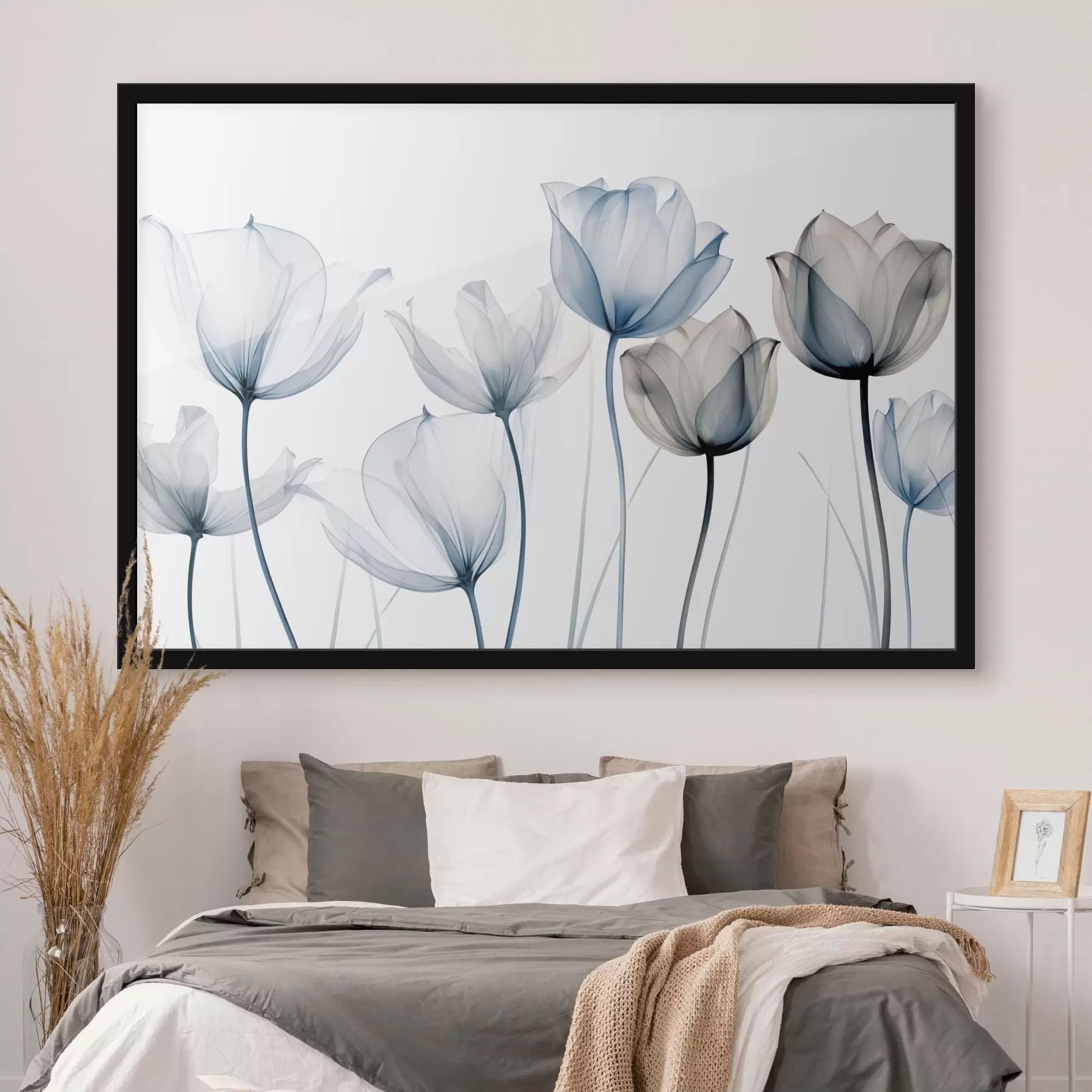 Fotobehang Doorschijnende blauwe en witte tulpen met lange stelen, tegen een effen witte achtergrond f44409