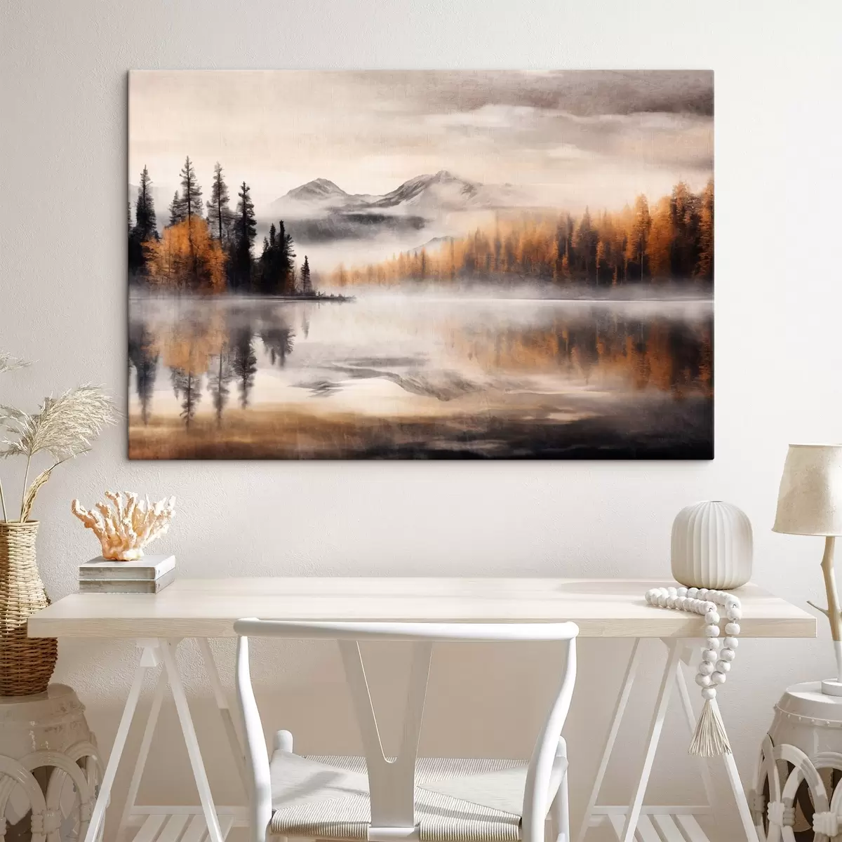  Peintures Paysage de lac brumeux et texturé avec des pins et des montagnes, ciel gris nuageux s44856