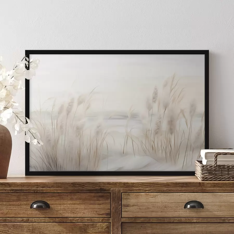 Fotobehang Beige riet op de voorgrond, met zaadhoofden, zacht en delicaat, een onscherpe achtergrond en een lichte lucht f44851