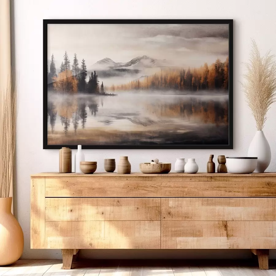 Fotobehang Een mistig meerlandschap met dennenbomen en bergen, bewolkte grijze lucht f44856