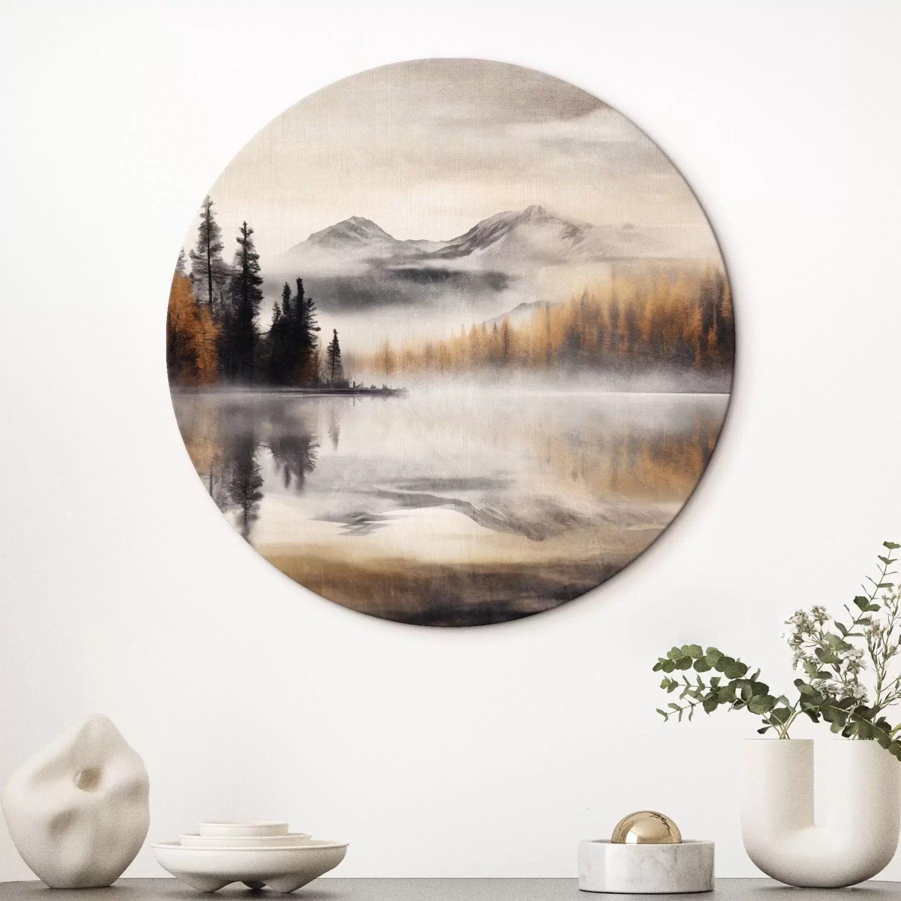  Peintures Paysage de lac brumeux et texturé avec des pins et des montagnes, ciel gris nuageux r44856