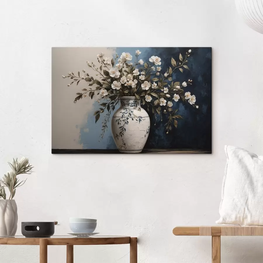  Schilderijen Witte en gele bloemen in een grote vaas op een blauwe achtergrond s44893