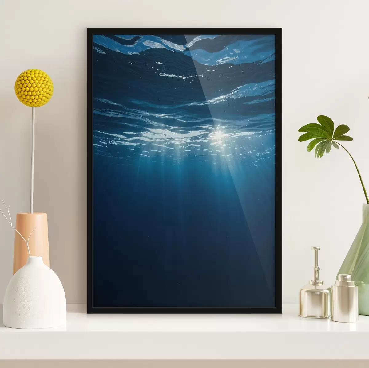 Poster Lichtstralen onder water in diepblauwe oceaan f44897