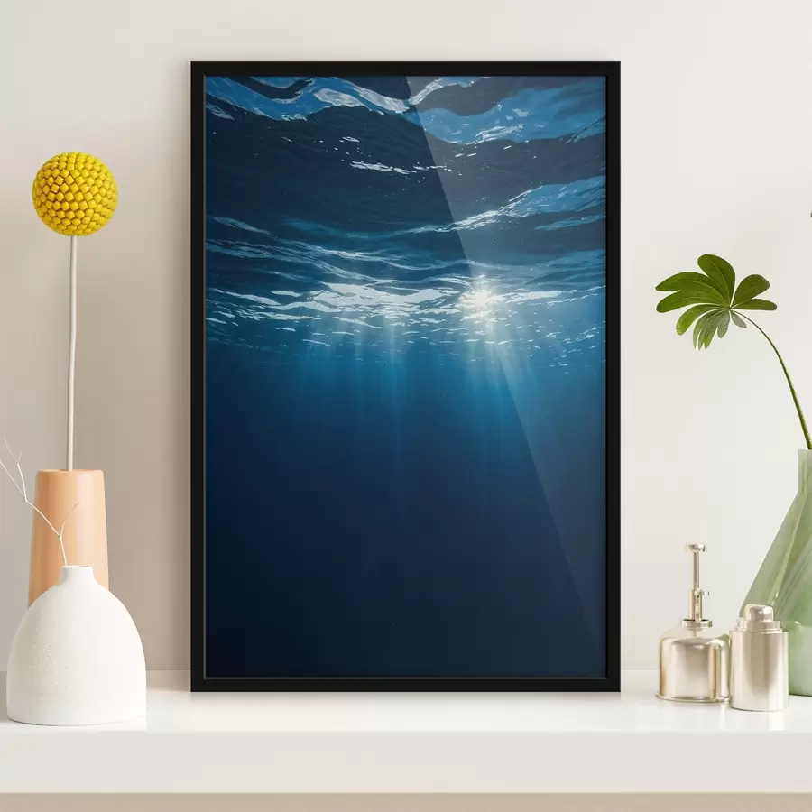 Fotobehang Lichtstralen onder water in diepblauwe oceaan f44897