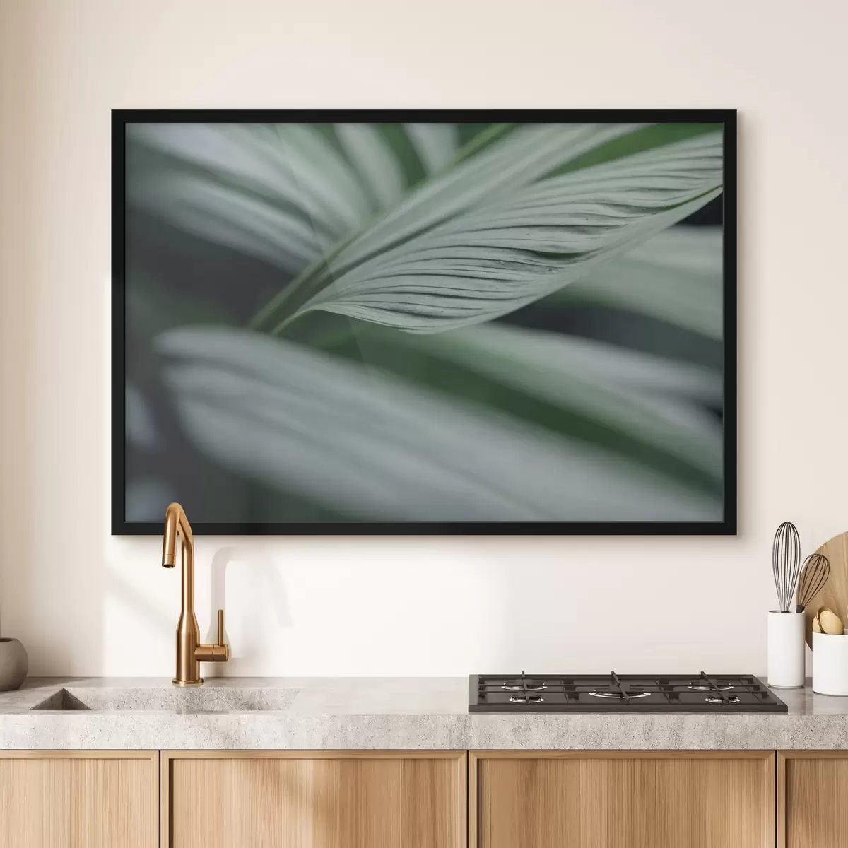 Poster Tropische bladeren met waterdruppels in mistige omgeving f44903