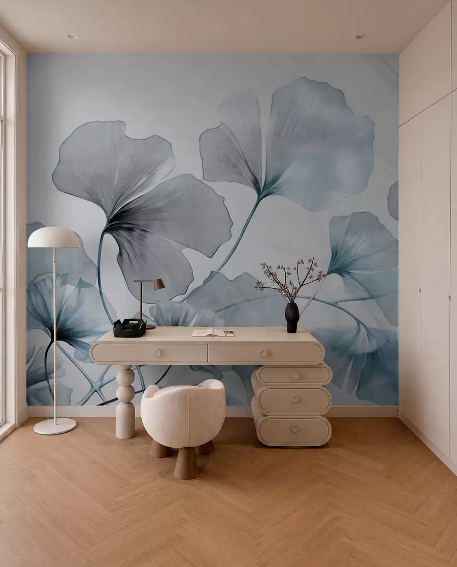 Fotobehang Ginkgo biloba bladeren in gedempte blauwe en grijze tinten, delicaat aquareleffect met textuur, lichte achtergrond w09215v1