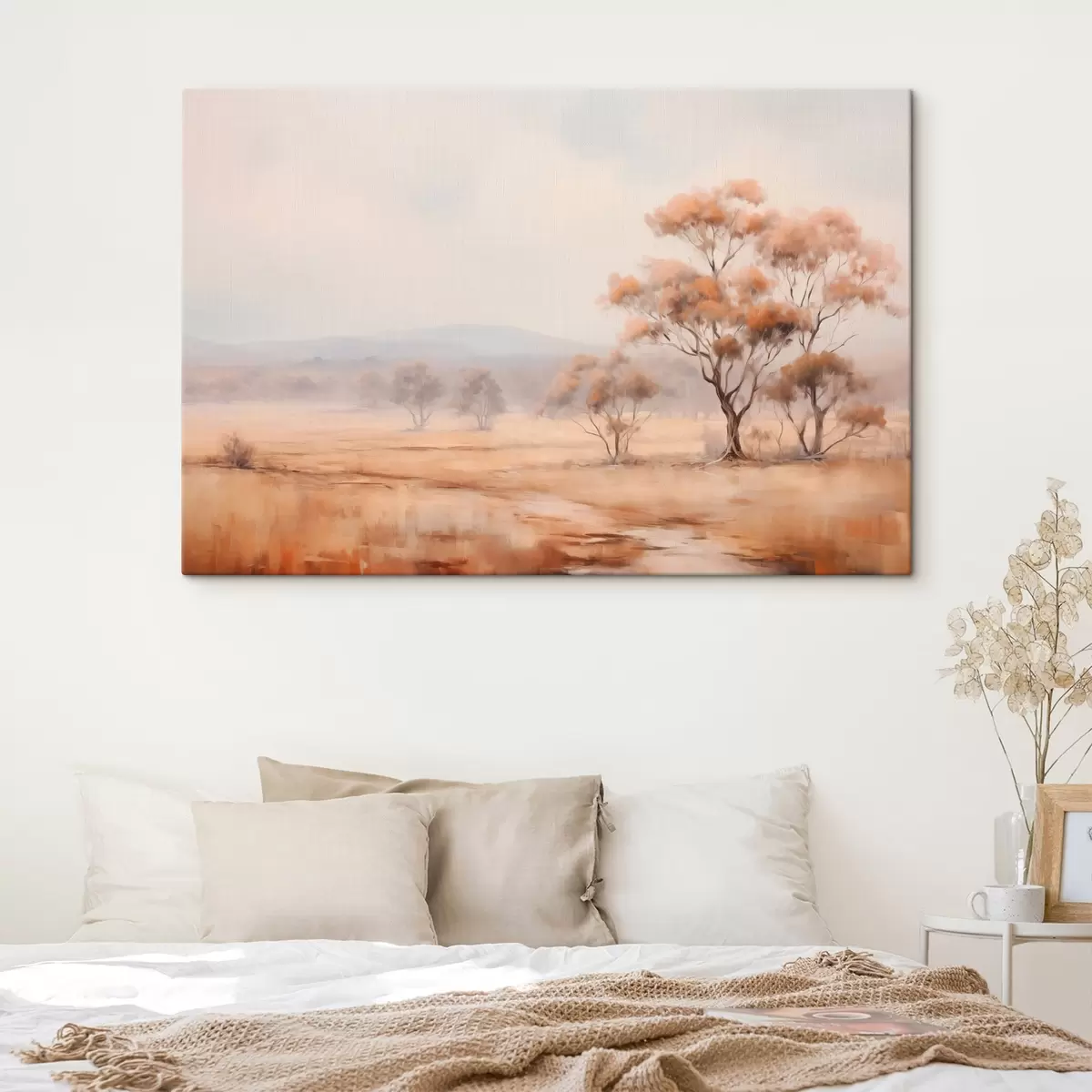  Schilderijen Een veld met oranje gras en enkele bomen met oranje bladeren, bergen op de achtergrond met een bewolkte lucht s44927