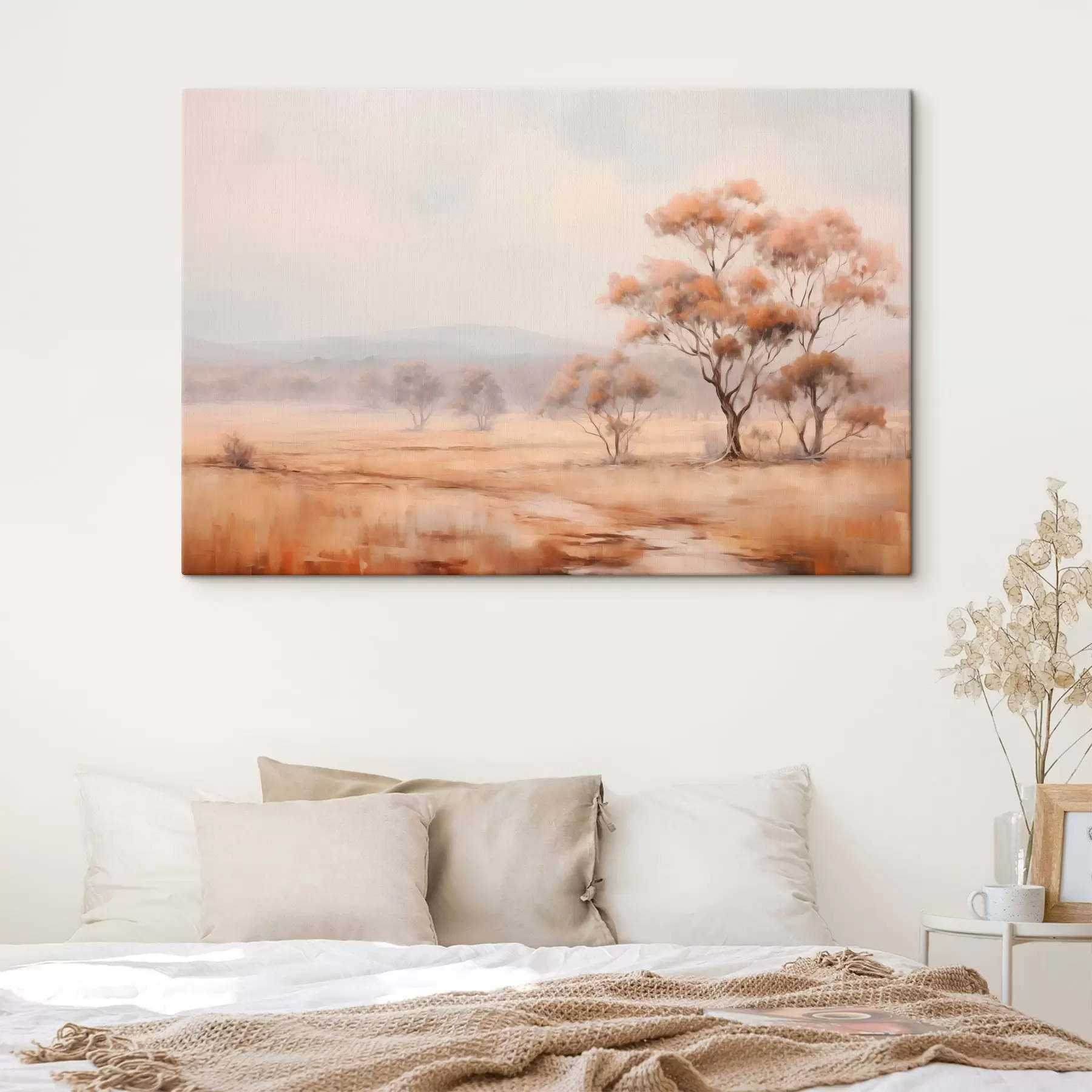  Schilderijen Een veld met oranje gras en enkele bomen met oranje bladeren, bergen op de achtergrond met een bewolkte lucht s44927