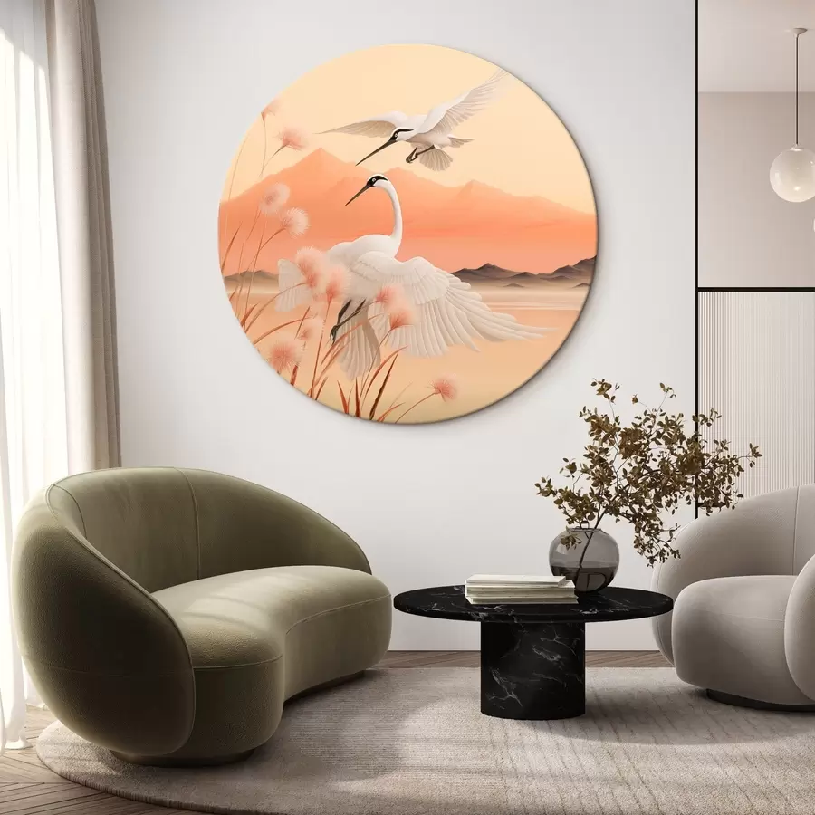  Schilderijen Witte kraanvogels met roze riet op de voorgrond, bergen en een meer op de achtergrond, zacht oranje licht r44925