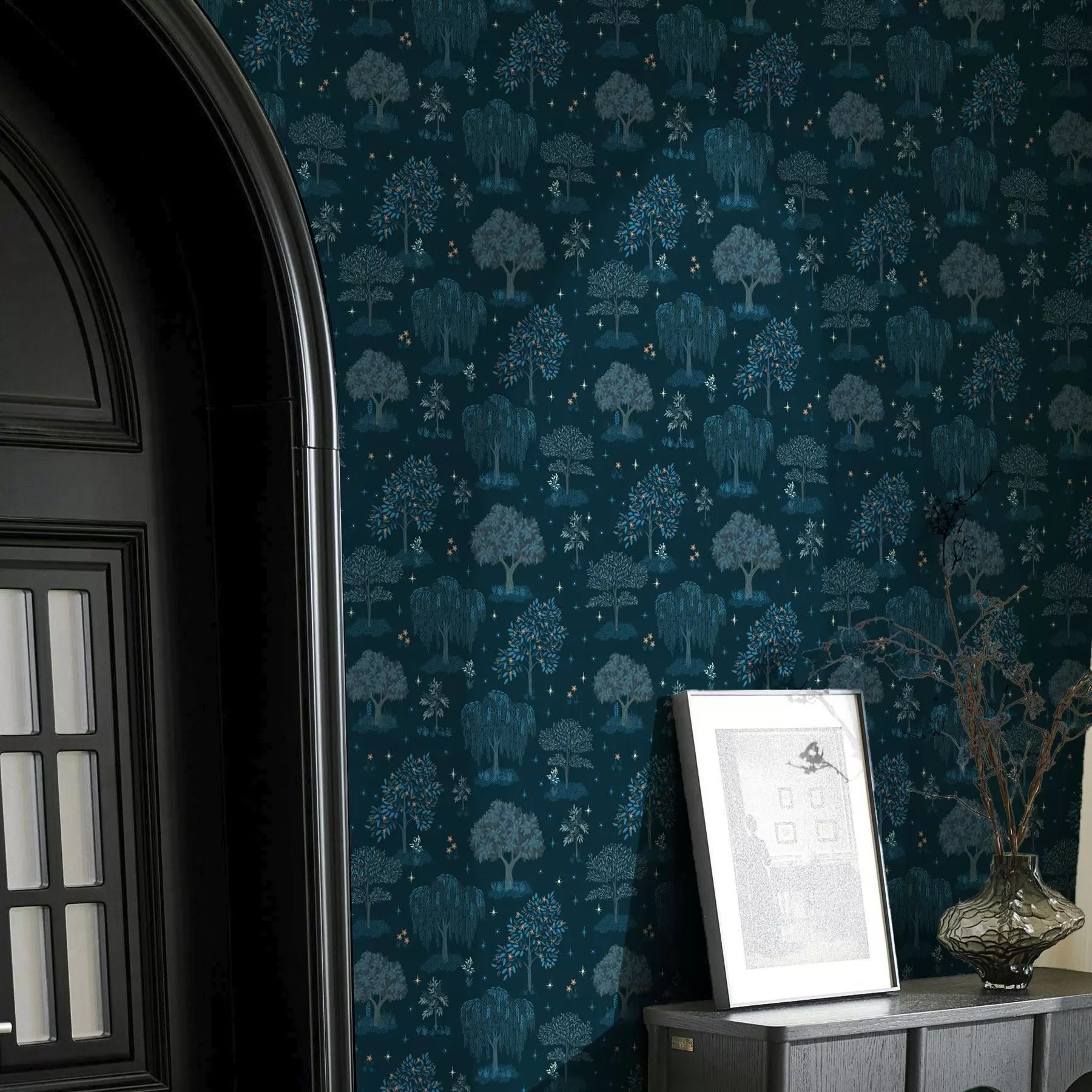 Fotobehang Feeënnachtbos met sterren en decoratieve bomen a00248