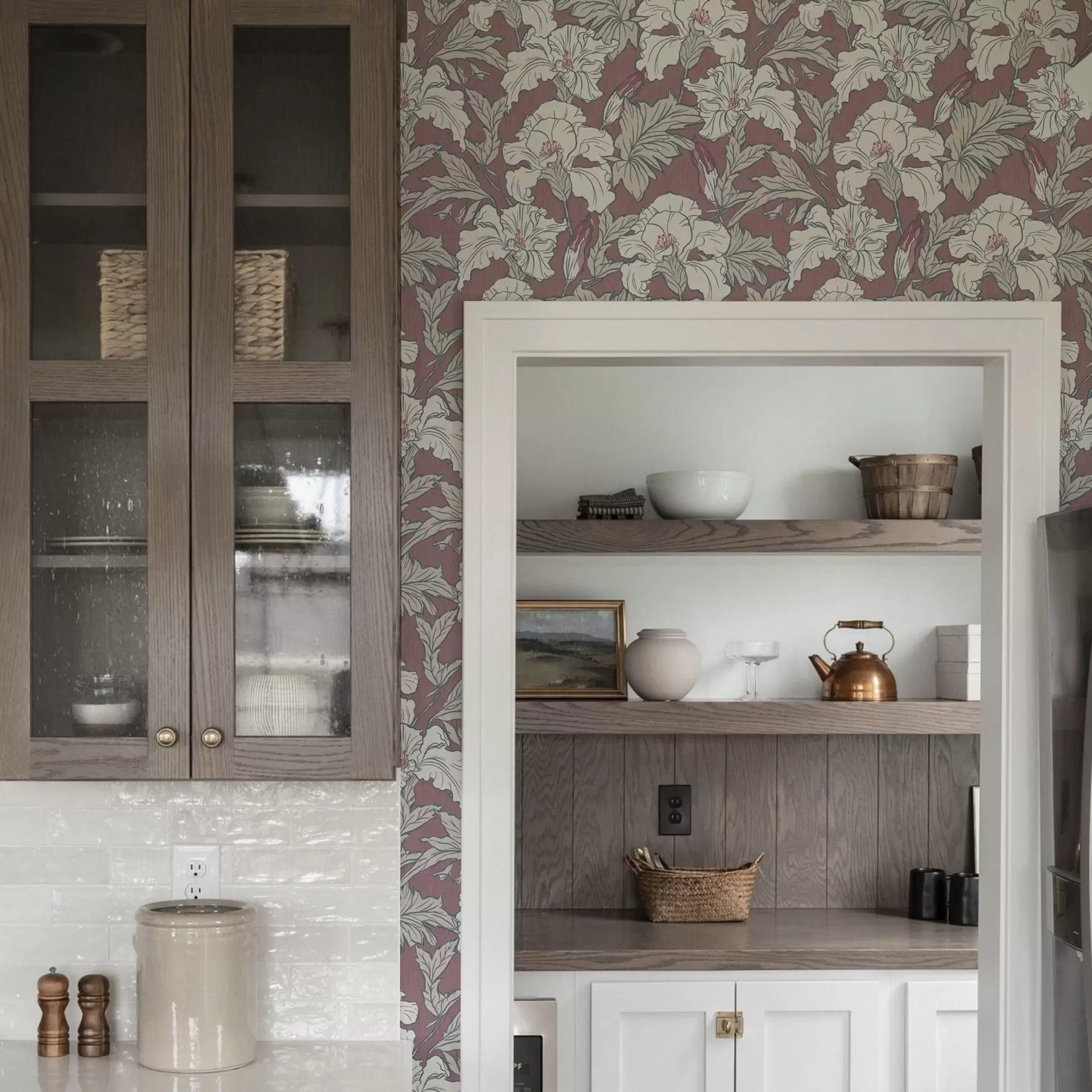 Fotobehang Witte hibiscus op roze achtergrond met rode knoppen a00272