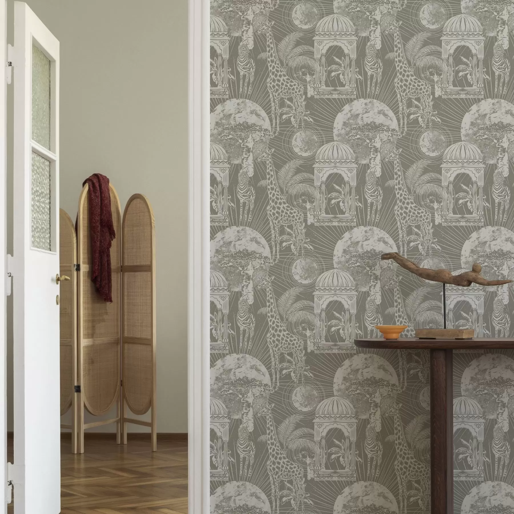 Fotobehang Giraffe en zebra op de achtergrond van architectuur en tropische bomen a00276