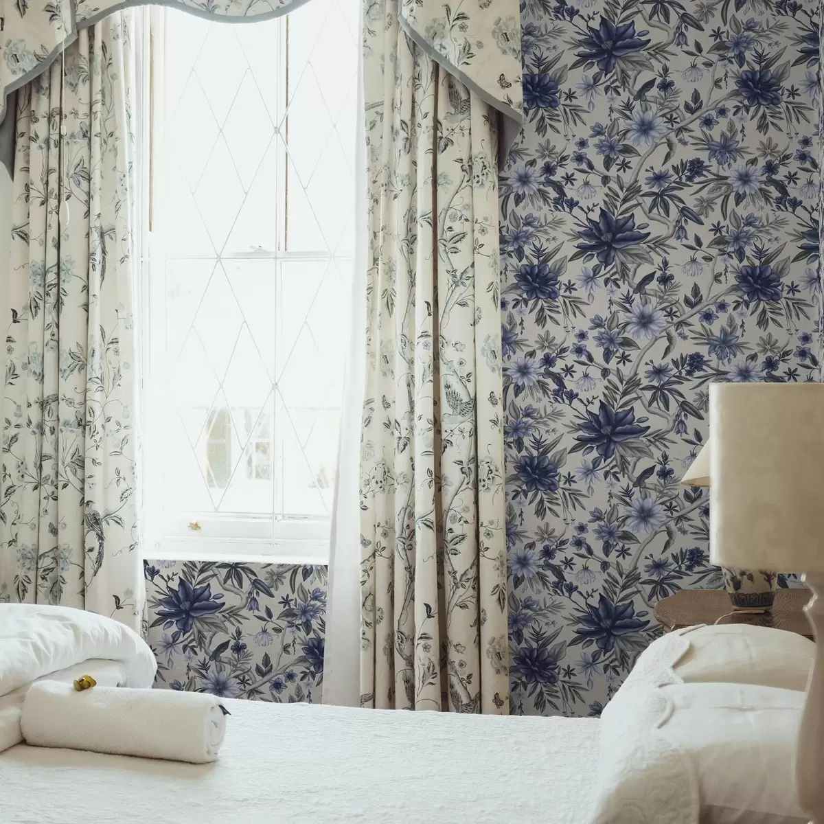 Behang Blauwe en grijze bloemen op een lichte achtergrond a00304