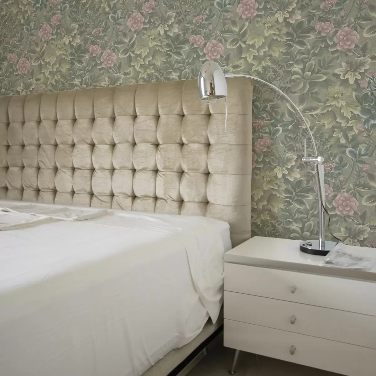 Behang Roze bloemen en bladeren op een pastelgroene achtergrond a00306