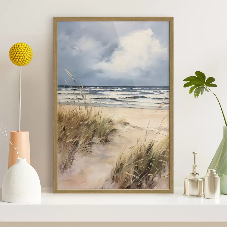 Papier peint photo Une plage de sable avec des herbes hautes au premier plan, l'océan avec des vagues et un ciel nuageux à l'arrière-plan f45173