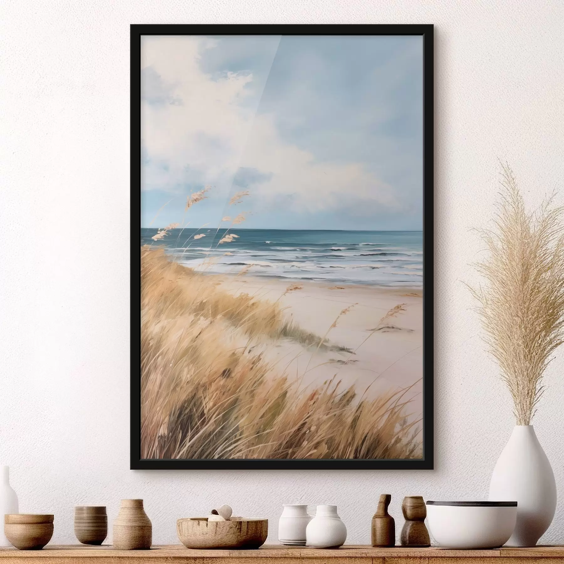 Fotobehang Een zandstrand met hoog gras op de voorgrond, de oceaan met golven en een bewolkte lucht op de achtergrond f45174