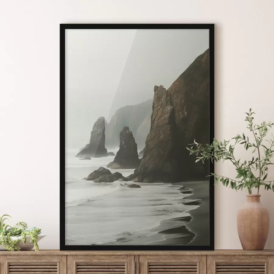 Fotobehang Rotsachtige kliffen en zeekust, golven die op de kust beuken, landschap met een stemmige sfeer, aardetinten f45193