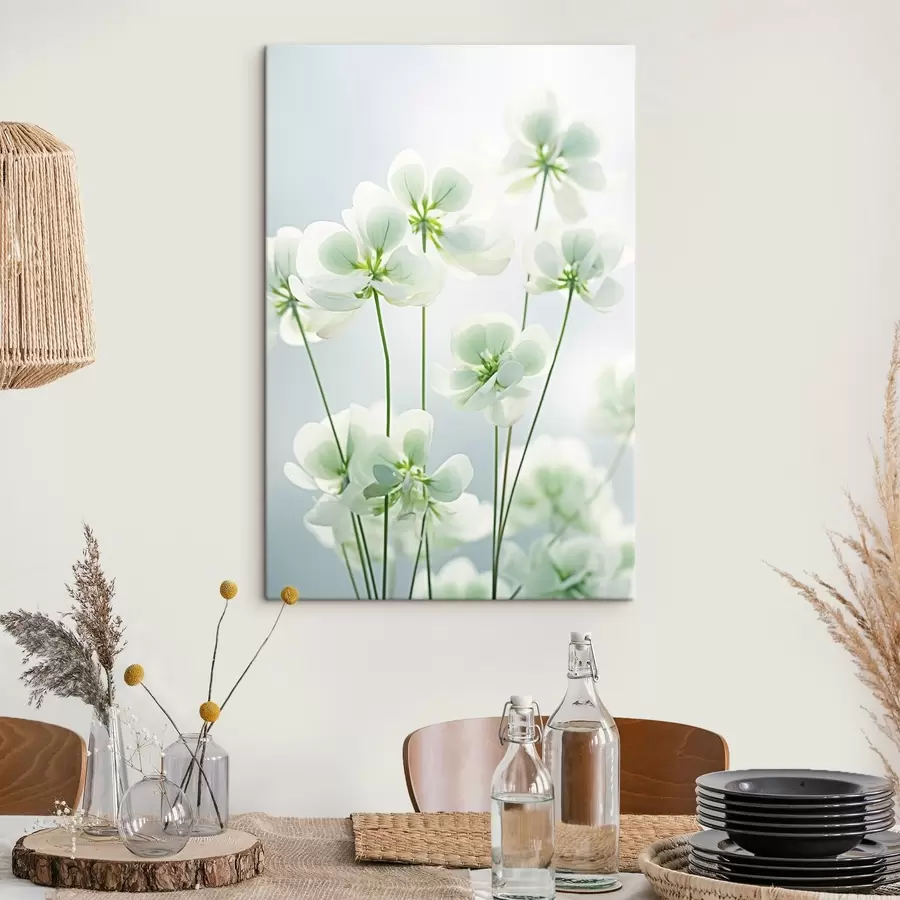  Schilderijen Witte klaver bloemen met groene stengel en bladeren, zachte verlichting, schone achtergrond, minimalistische compositie, botanisch s45172