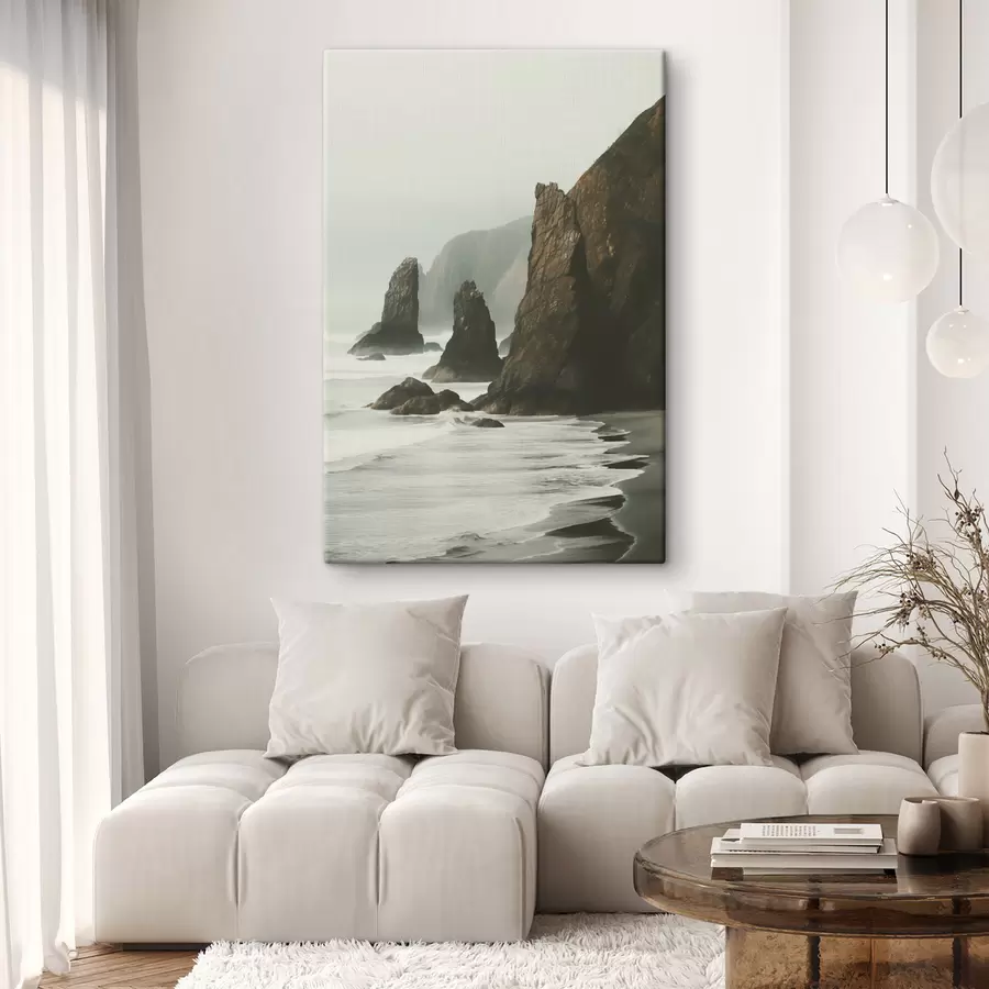  Schilderijen Rotsachtige kliffen en zeekust, golven die op de kust beuken, landschap met een stemmige sfeer, aardetinten s45193