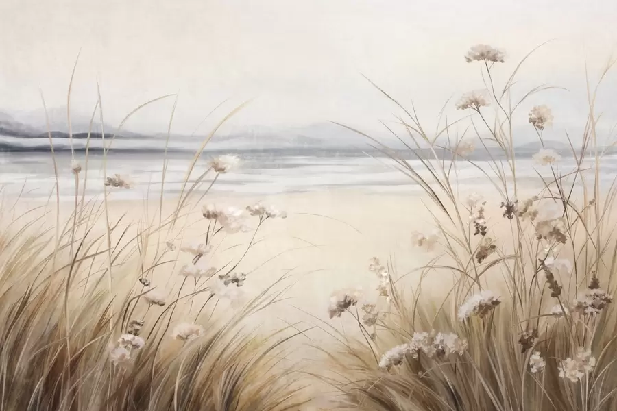 Fotobehang Een tarweveld met witte bloemen op de voorgrond, een strand en de oceaan op de achtergrond, neutrale pastel gedempte kleuren w09298