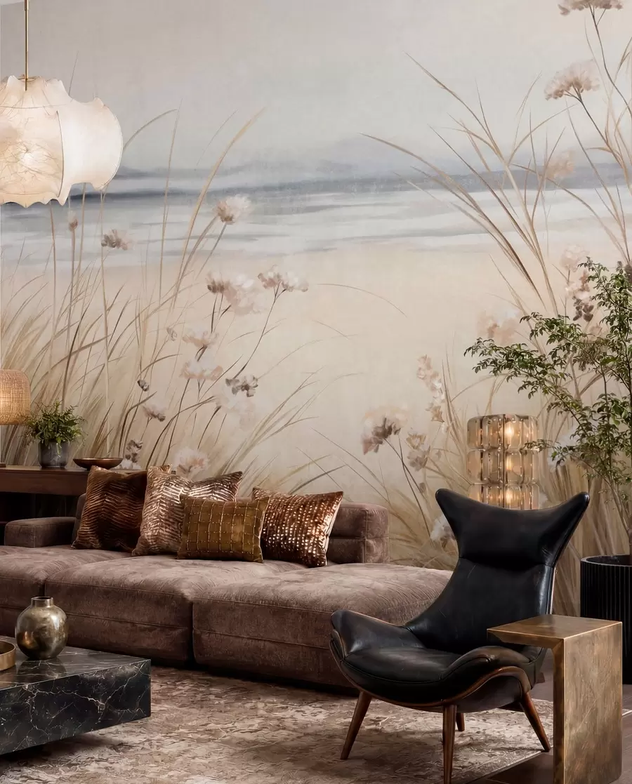 Fotobehang Een tarweveld met witte bloemen op de voorgrond, een strand en de oceaan op de achtergrond, neutrale pastel gedempte kleuren w09298