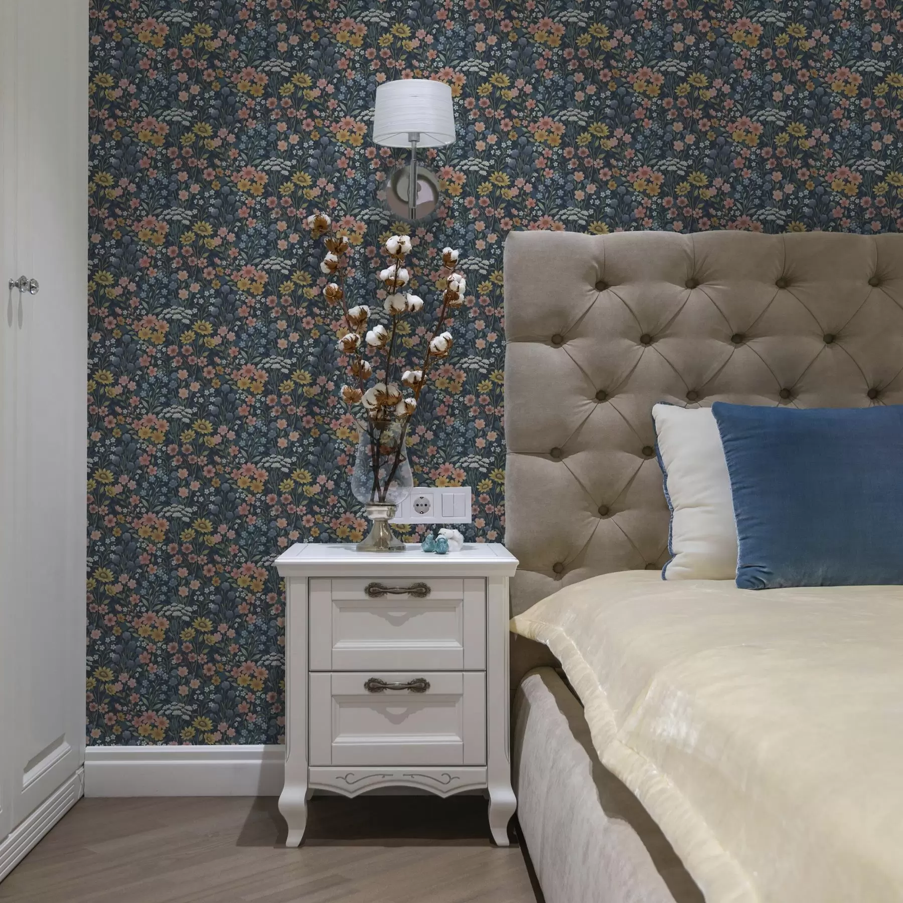 Fotobehang Kleurrijke aquarel weidebloemen op marineblauw a00381