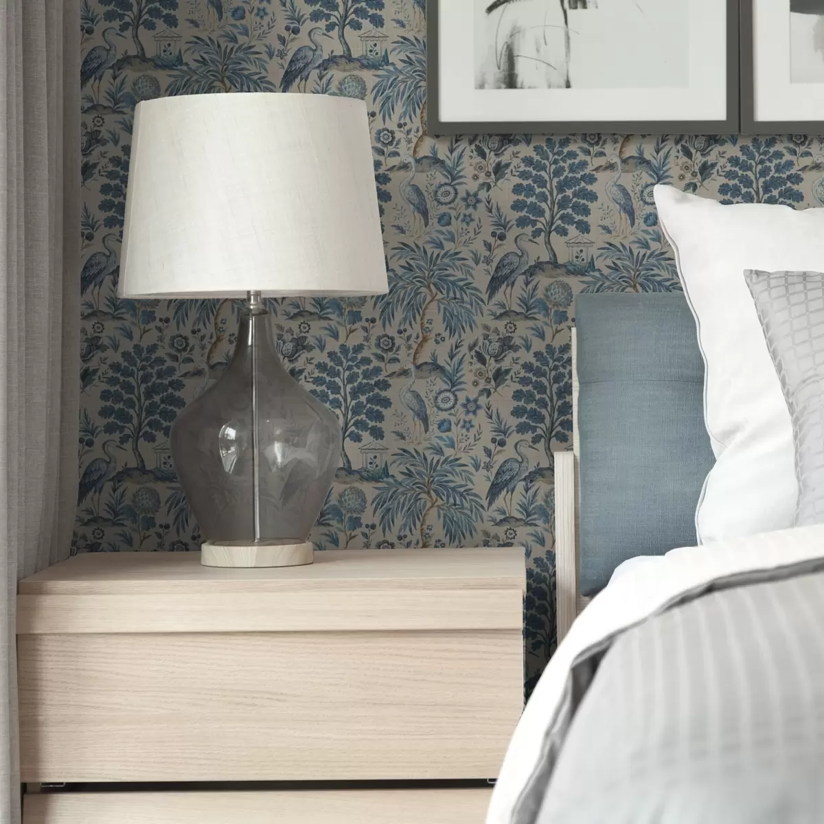 Papier peint Toile de Jouy avec oiseaux bleus et arbres tropicaux a00382