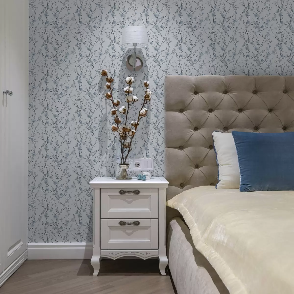 Papier peint Fleurs de cerisier bleues sur fond blanc avec un contraste doux a00399