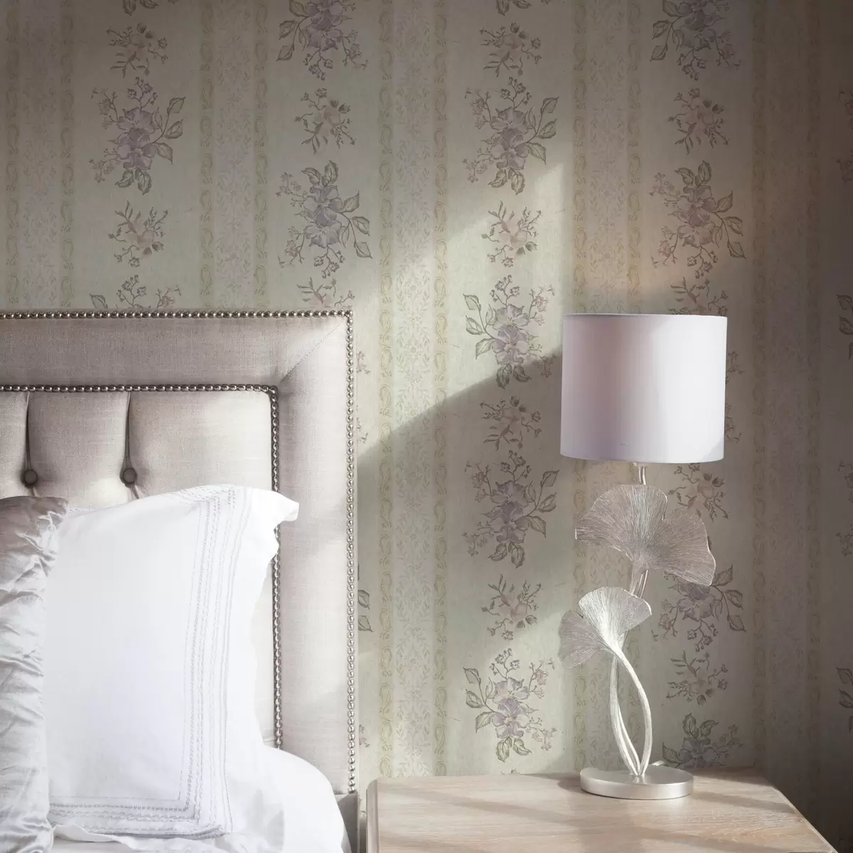 Behang Vintage bloemen op een gestreepte achtergrond met ornament a00440