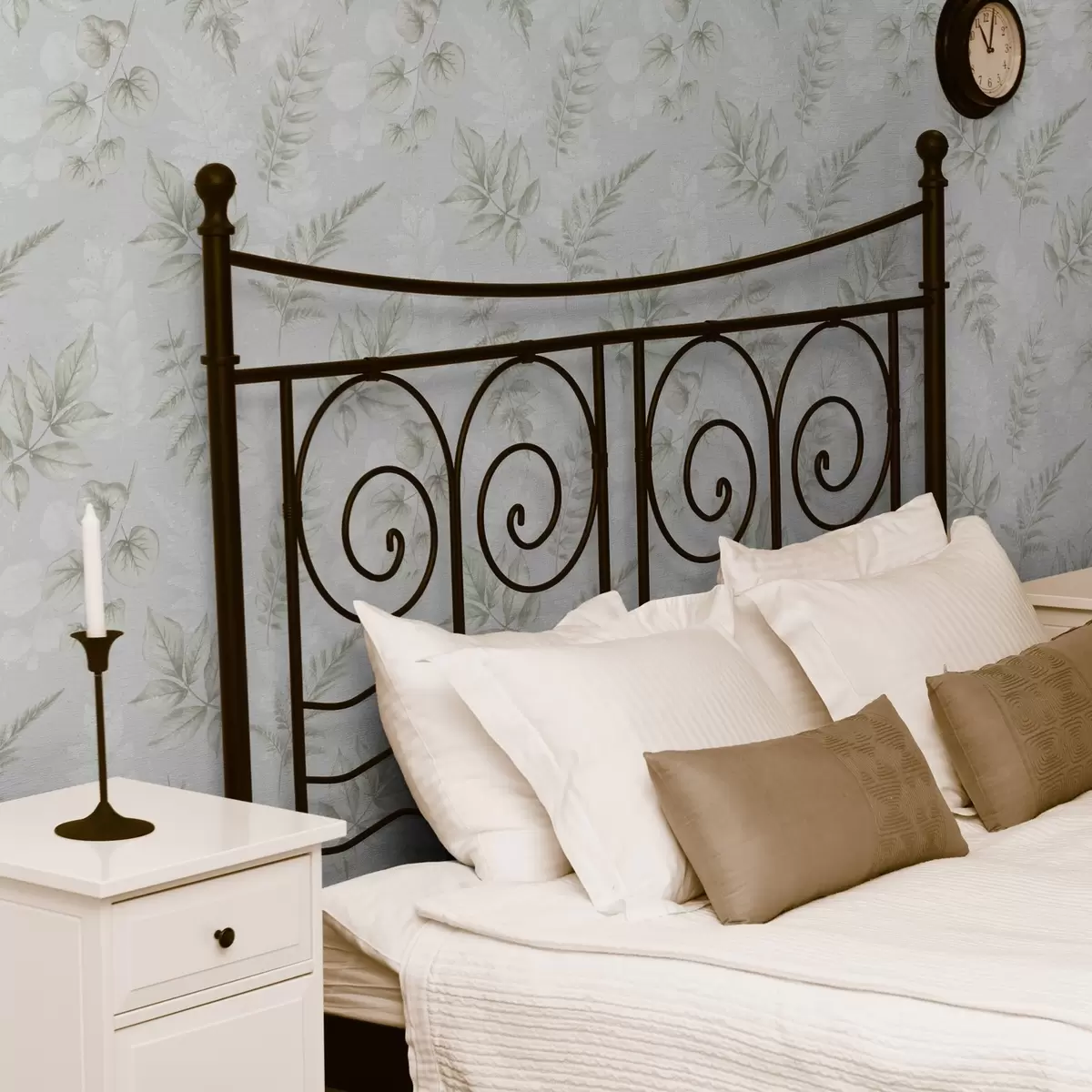 Behang Lichte aquarelbladeren met spateffect op een grijze achtergrond a00446