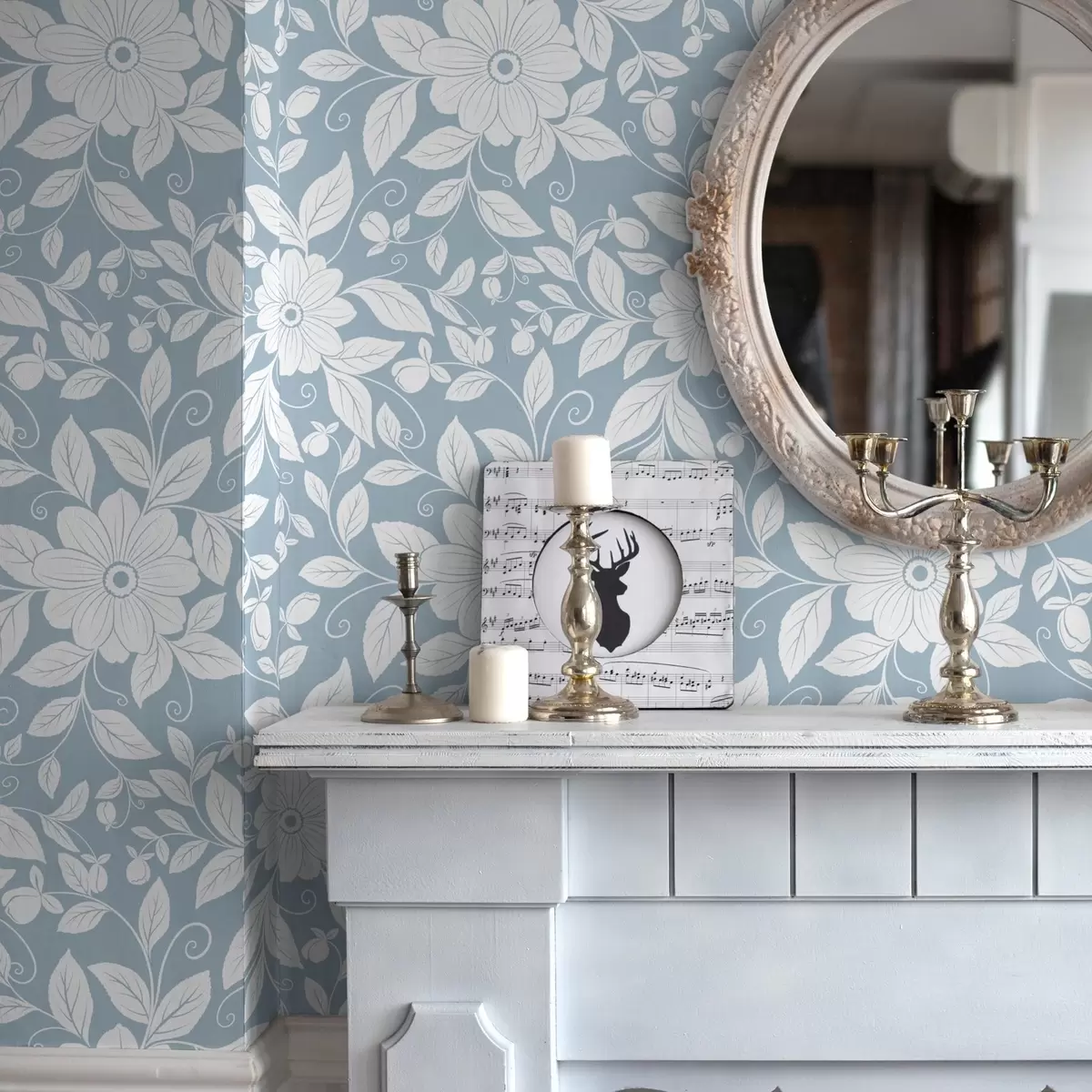 Behang Witte bloemmotieven op pastelblauwe achtergrond a00452