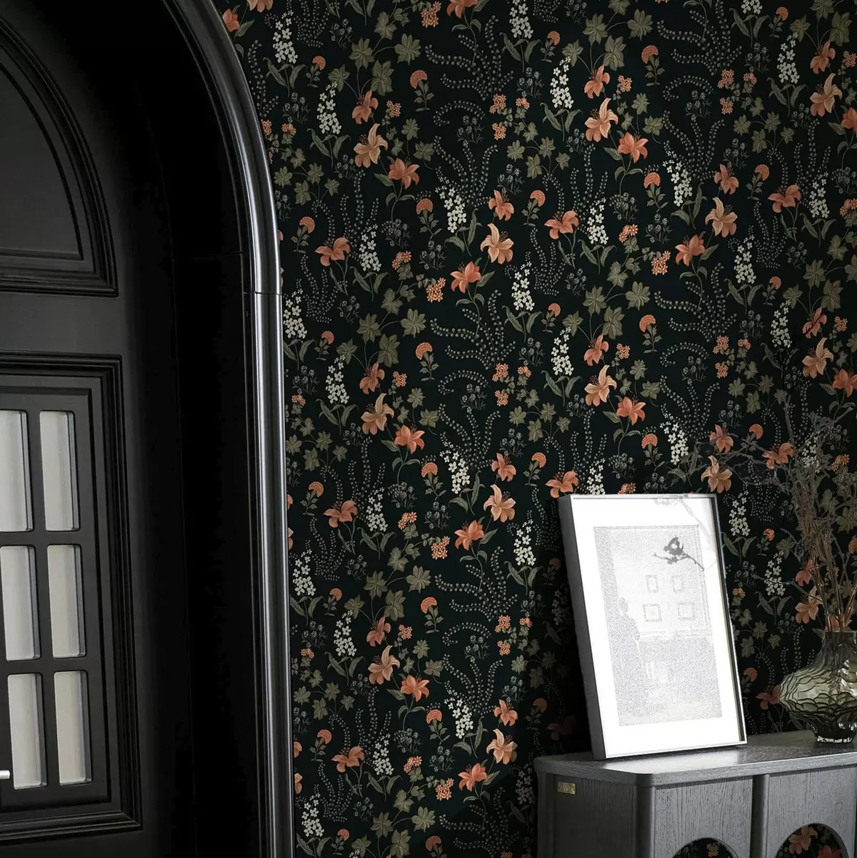 Papier peint Lys orange et petites fleurs sur fond noir a00463