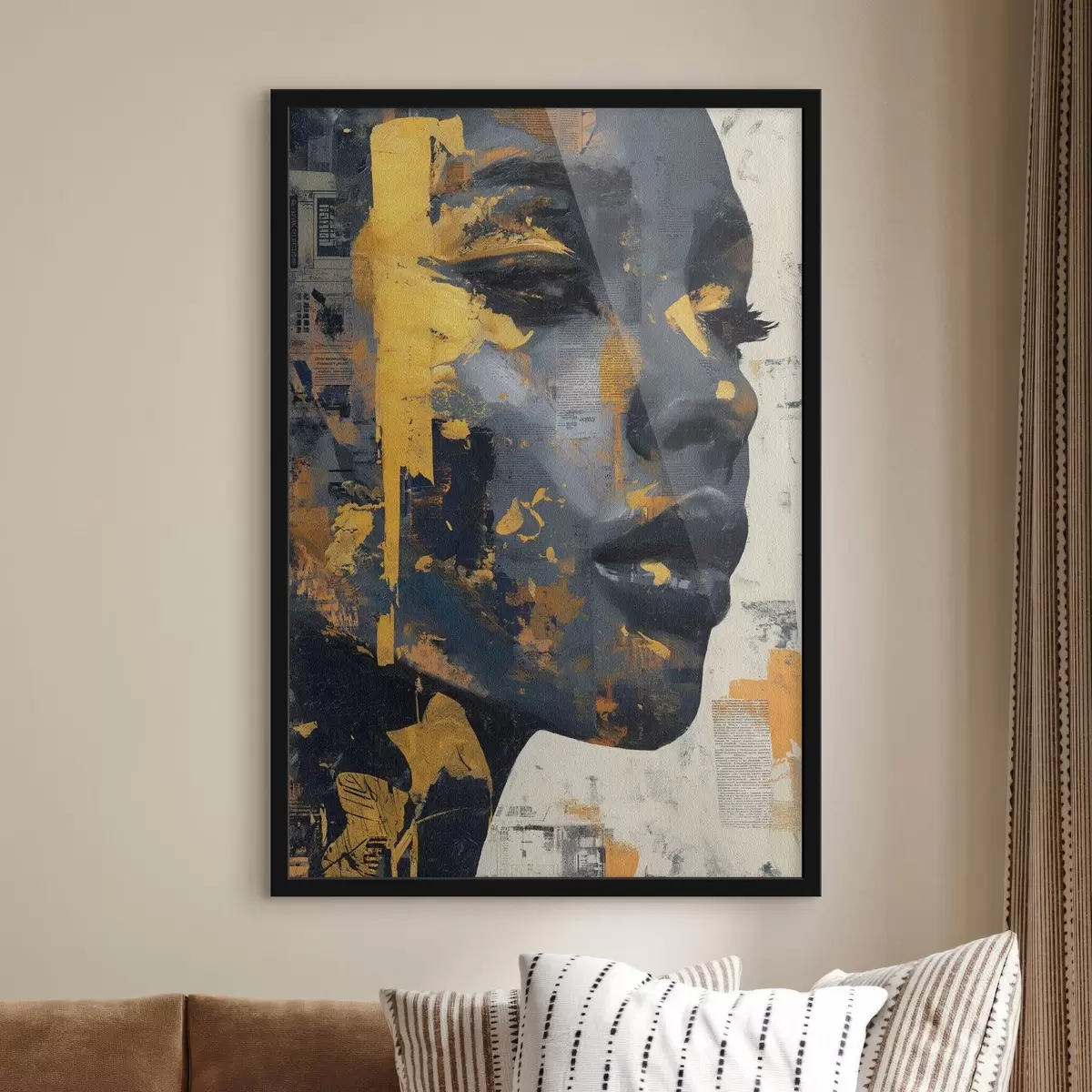 Poster Gemengde-media-portret met krantenfragmenten en decoratieve penseelstreken f45420