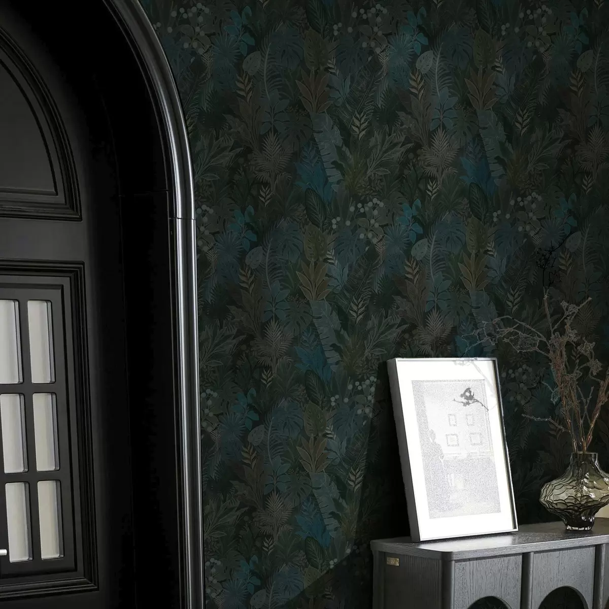 Behang Donkergroen tropisch blad met blauwe accenten a00327