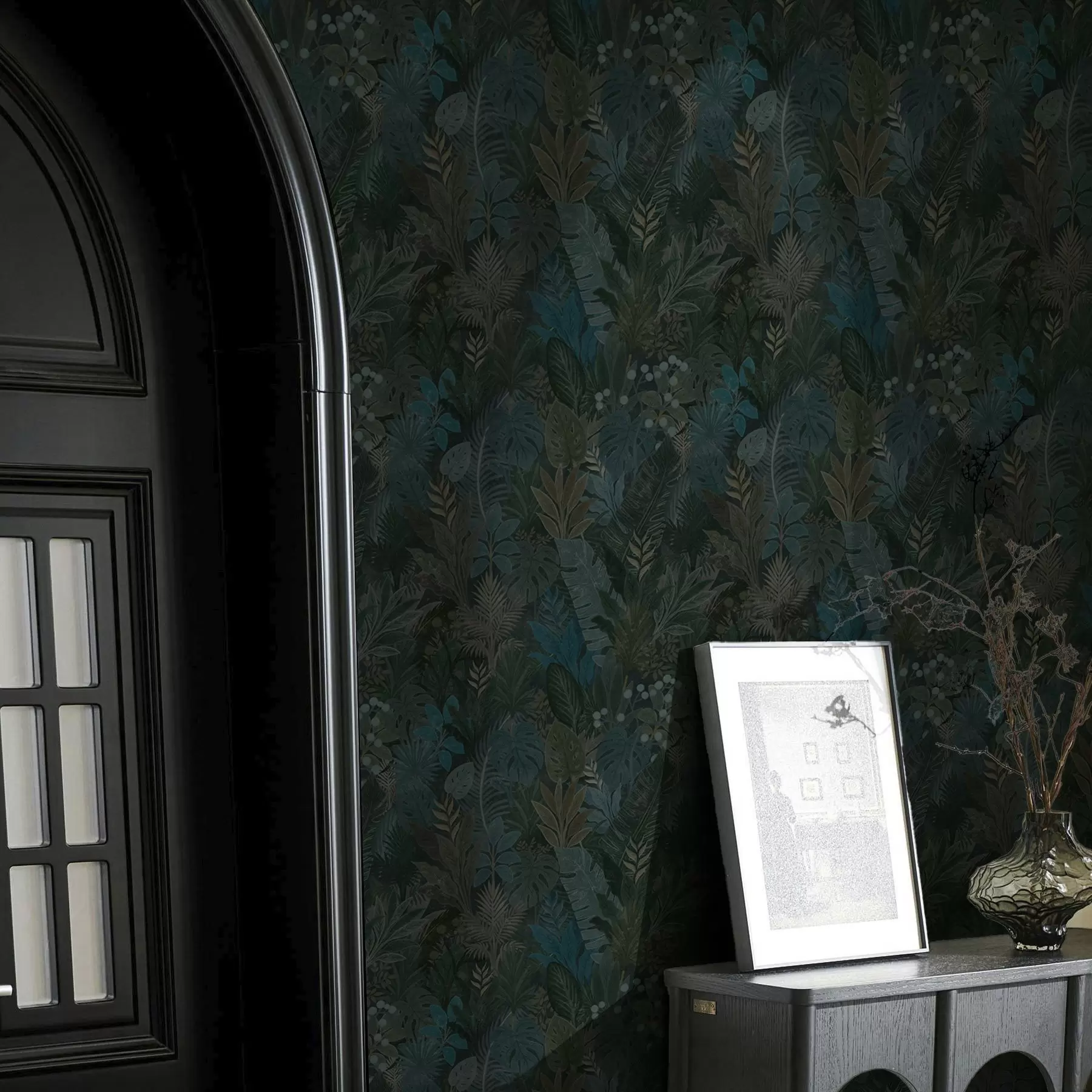 Fotobehang Donkergroen tropisch blad met blauwe accenten a00327