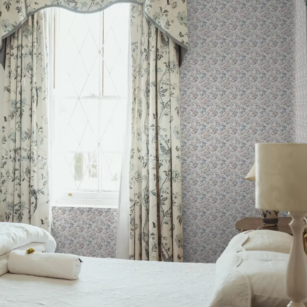 Behang Klein bloemenornament in blauw- en koraaltinten a00347