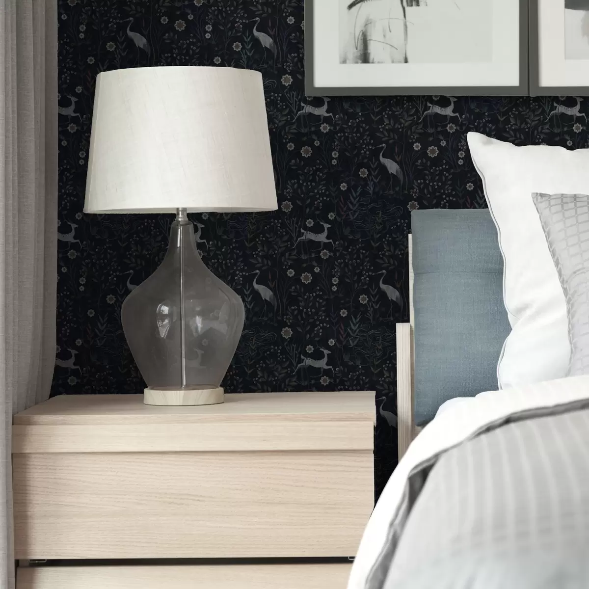 Behang Donkere achtergrond met witte vogels en herten a00363