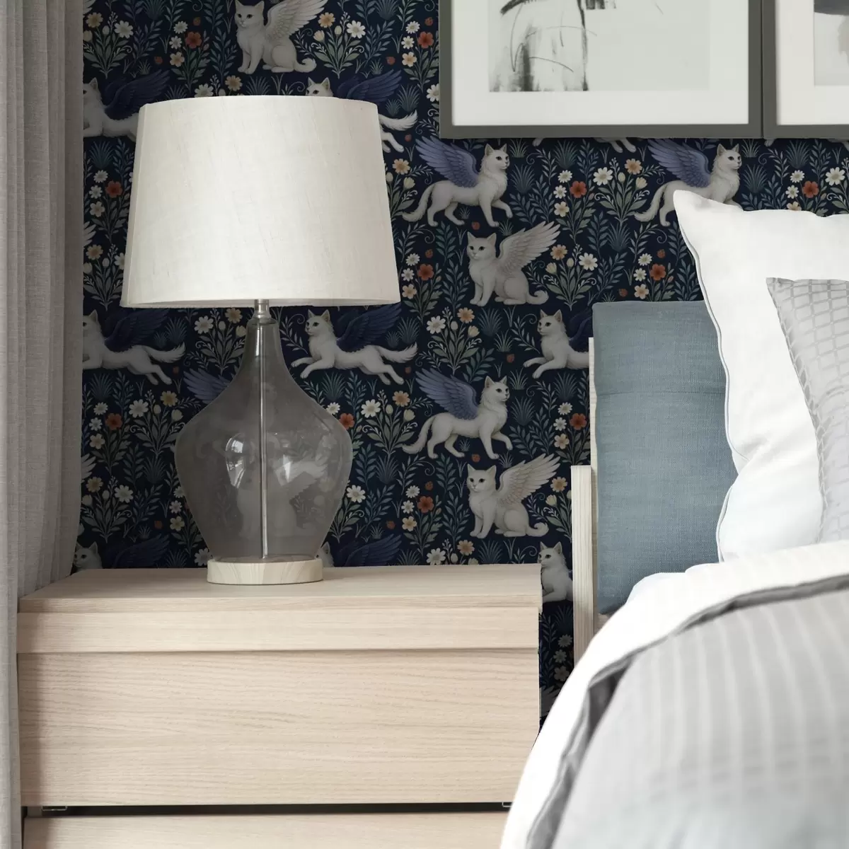 Behang Fantasie katten met vleugels tussen bloemen a00408