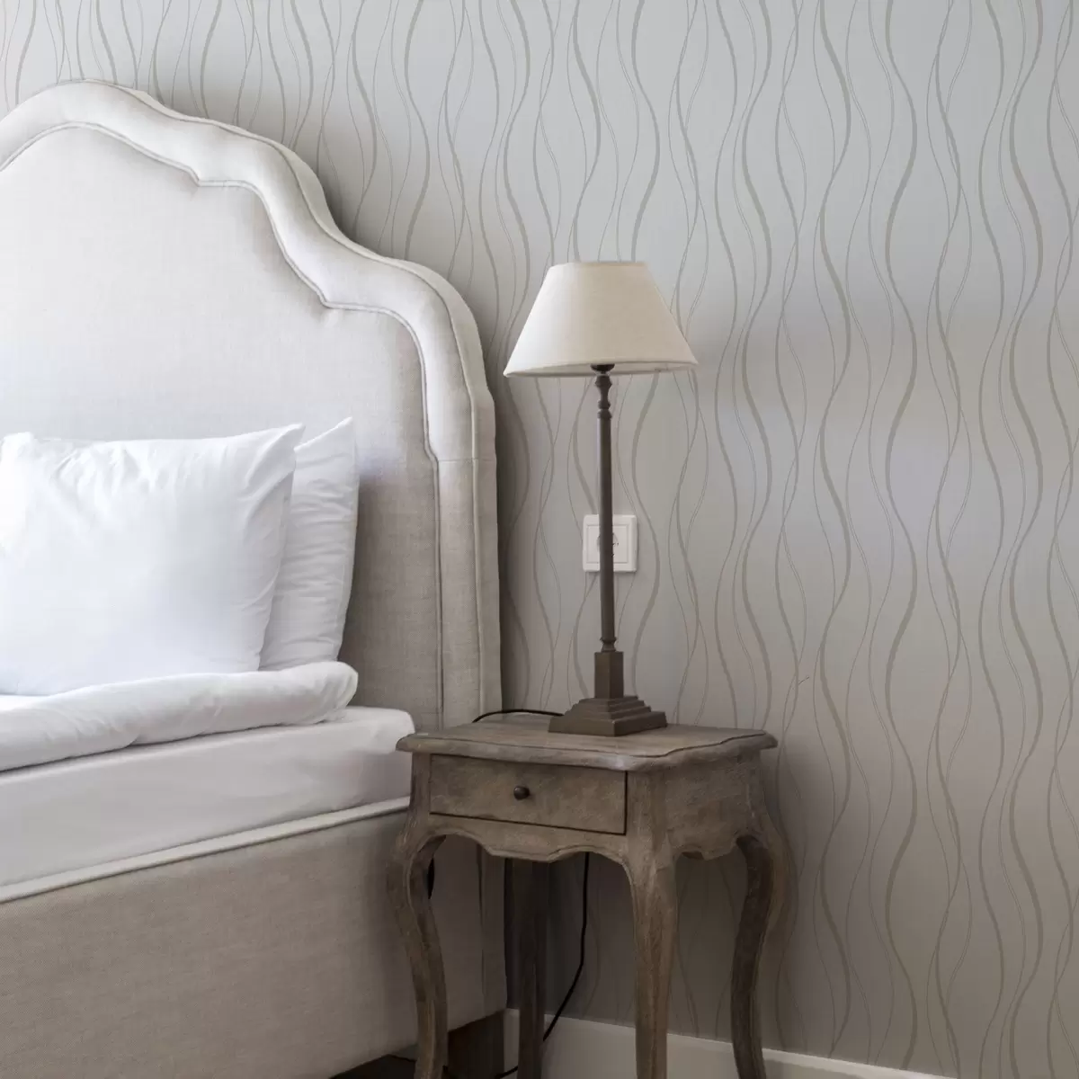 Papier peint Lignes abstraites ondulées de couleur beige sur fond blanc a00480