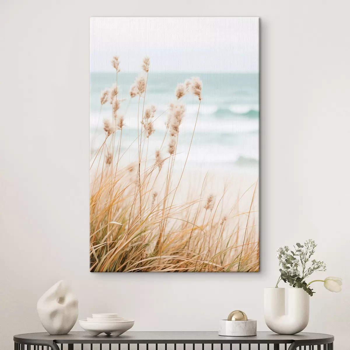  Peintures Herbe haute avec des têtes de graines duveteuses, plage de sable et vagues de l'océan en arrière-plan, palette de couleurs douces et sourdes s45561