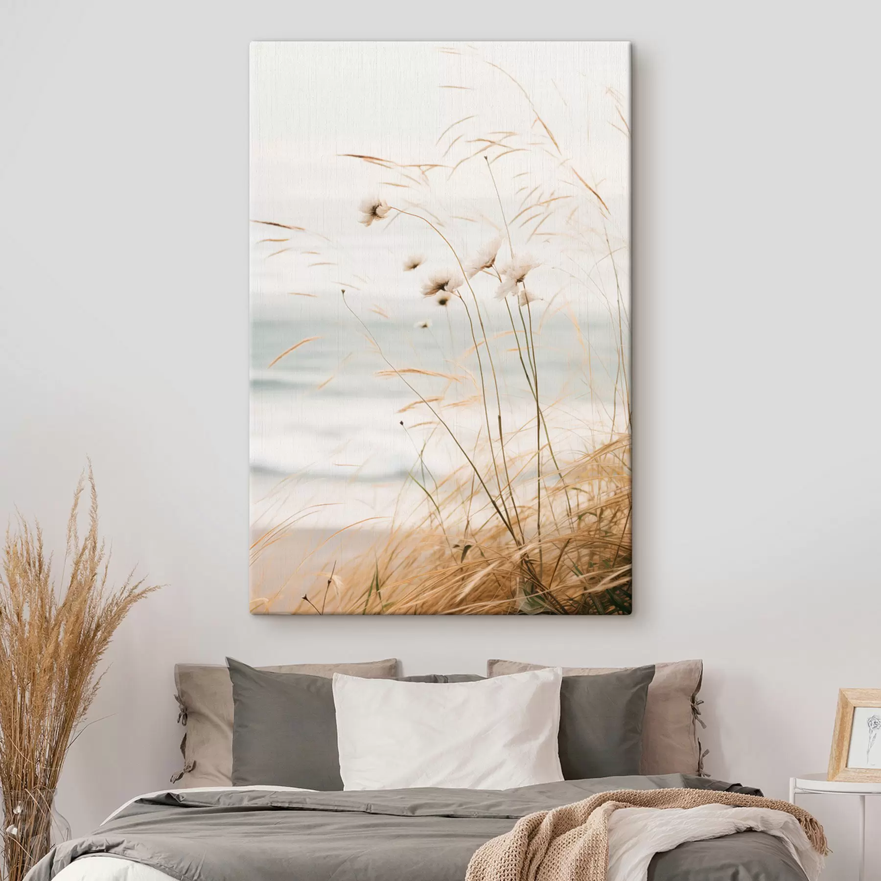  Peintures De l'herbe de coton et d'autres herbes sèches devant une mer floue, palette de couleurs douces et sourdes s45562